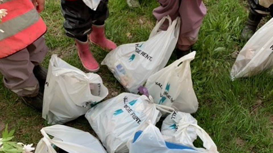 skräppåsar från Håll Sverige rent och fötter på barn i gummistövlar